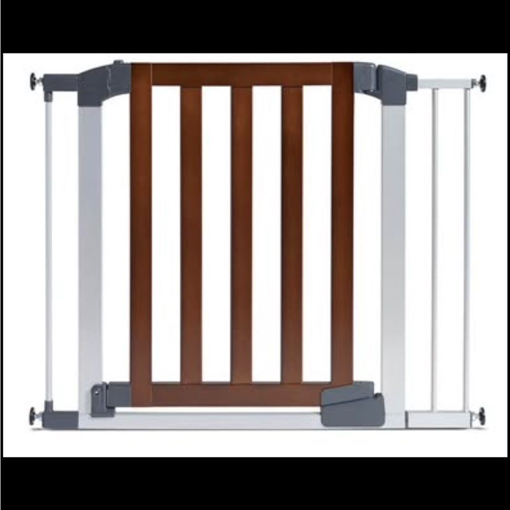 Munchkin Auto Close Pressure Mounted Baby Gate, New